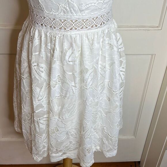 Francesca’s White Lace Halter Summer mini dress Size Medium - Picture 5 of 7